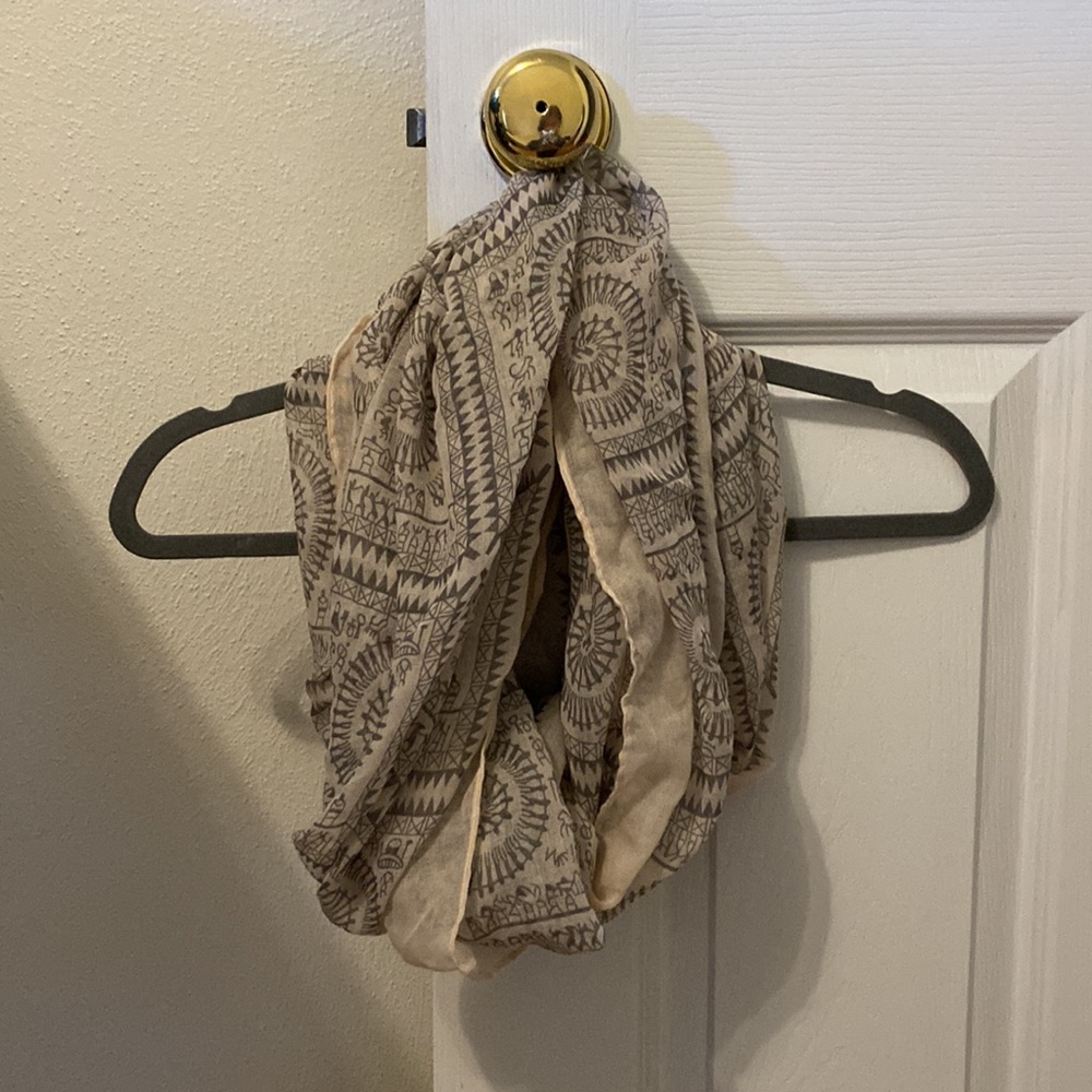 PacSun Graphic Infinity Scarf (Gray and Cream)
